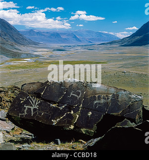 Petroglyphen auf dem Stein im Tal des Flusses Tsagan Gol Shiveet Khairkhan Berg in der Nähe Altai Tavan Bogd Nationalpark. Mongolei Stockfoto