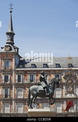 Fassade der Casa De La Panadería und der Statue von König Philipp III, Plaza Mayor, Madrid, Spanien Stockfoto