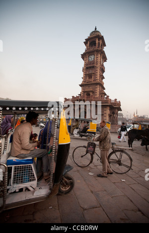 Der Uhrturm und Sardar Girdikot Markt in Jodhpur in Rajasthan, Indien Stockfoto