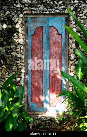 geschnitzten Holztüren in Steinmauer Stockfoto