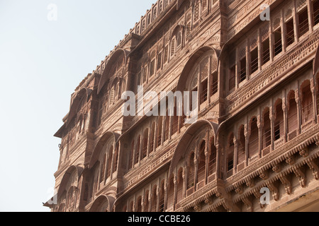 Blick auf Sandstein geschnitzten Gitter arbeiten Details und Architektur, innen Mehrangarh Fort in Jodhpur, Rajasthan, Indien Stockfoto