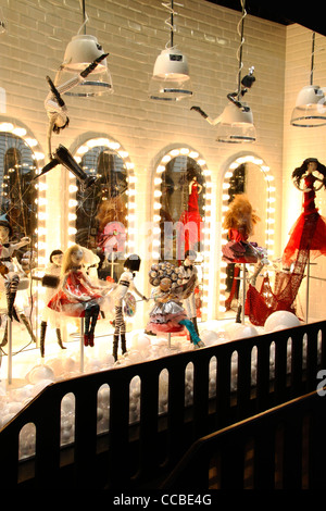 Weihnachtsfenster in den Galeries Lafayette, "Noël Rock ' n ' -Modus", Haussmann Boulevard, Paris, Frankreich Stockfoto