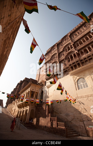 Blick auf Sandstein geschnitzten Gitter arbeiten Details und Architektur, innen Mehrangarh Fort in Jodhpur, Rajasthan, Indien Stockfoto