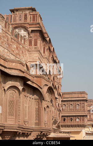 Blick auf Sandstein geschnitzten Gitter arbeiten Details und Architektur, innen Mehrangarh Fort in Jodhpur, Rajasthan, Indien Stockfoto