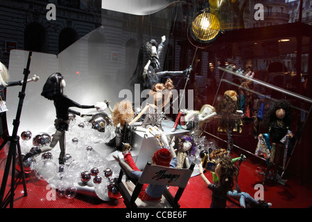 Weihnachtsfenster in den Galeries Lafayette, "Noël Rock ' n ' -Modus", Haussmann Boulevard, Paris, Frankreich Stockfoto