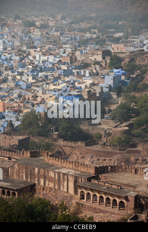 Blick auf die blaue Stadt Jodhpur, gesehen von den Zinnen des Mehrangarh Fort in Jodhpur in Rajasthan, Indien. Stockfoto