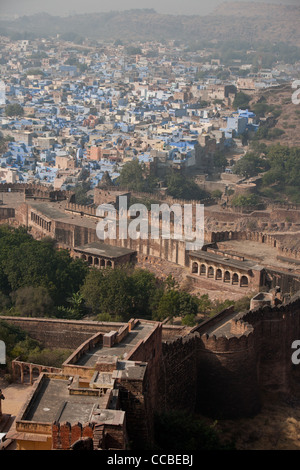 Blick auf die blaue Stadt Jodhpur, gesehen von den Zinnen des Mehrangarh Fort in Jodhpur in Rajasthan, Indien. Stockfoto