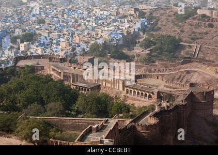 Blick auf die blaue Stadt Jodhpur, gesehen von den Zinnen des Mehrangarh Fort in Jodhpur in Rajasthan, Indien. Stockfoto