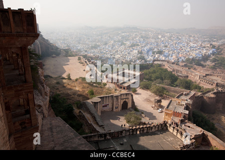 Blick auf die blaue Stadt Jodhpur, gesehen von den Zinnen des Mehrangarh Fort in Jodhpur in Rajasthan, Indien. Stockfoto