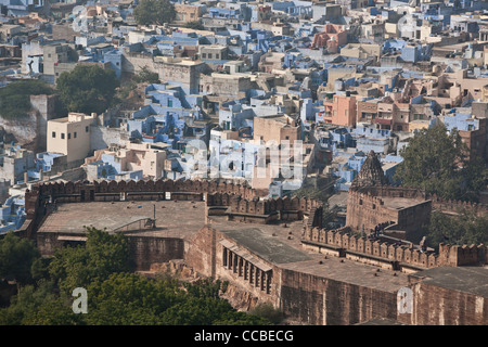 Blick auf die blaue Stadt Jodhpur, gesehen von den Zinnen des Mehrangarh Fort in Jodhpur in Rajasthan, Indien. Stockfoto