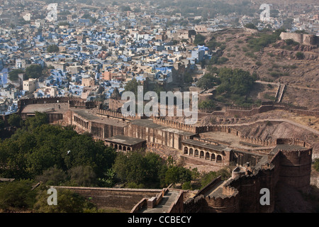 Blick auf die blaue Stadt Jodhpur, gesehen von den Zinnen des Mehrangarh Fort in Jodhpur in Rajasthan, Indien. Stockfoto