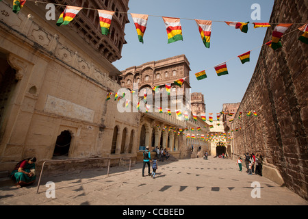 Blick auf Sandstein geschnitzten Gitter arbeiten Details und Architektur, innen Mehrangarh Fort in Jodhpur, Rajasthan, Indien Stockfoto