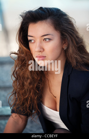 Schöne junge rothaarige Frau sitzt an einem Tisch Stockfoto