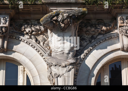 Eines der vier Atlantes auf dem Hôtel de Ville oder Rathaus, Tours, Frankreich. Stockfoto