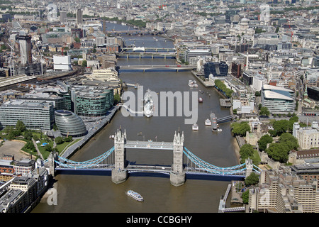 Luftaufnahme von London nach Westen entlang der Themse von der Tower Bridge Stockfoto