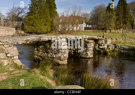 Mittelalterliche Clapper Brücke, gebaut aus Granitplatten, über Cherry Brook bei Postbridge; Dartmoor, Devon. Stockfoto