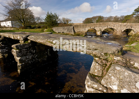 Mittelalterliche Clapper Brücke, gebaut aus Granitplatten, über Cherry Brook bei Postbridge; Dartmoor, Devon. Stockfoto