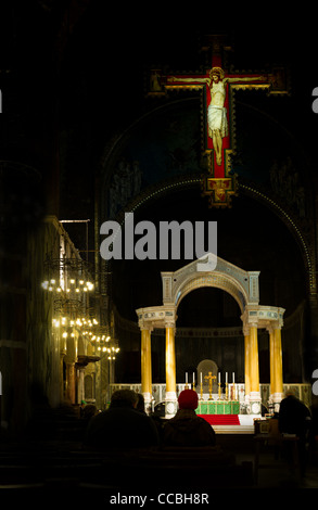 Kruzifix über dem Altar an der Westminter Kathedrale, London. Stockfoto