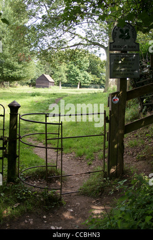 Schmiedeeisen Tor auf einen öffentlichen Fußweg auf Brücken Farm auf der Essex Weise Langstrecken-Wanderweg in der Nähe von Dedham Essex England küssen Stockfoto