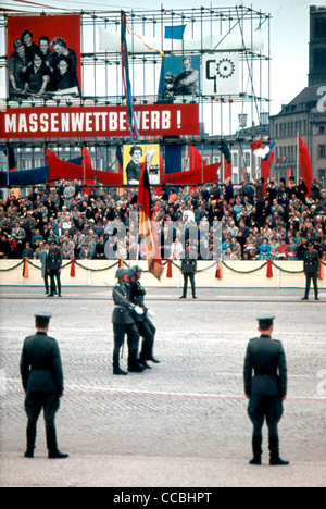 Militärparade der nationalen Volksarmee Armee NVA der DDR 1960 in Ost-Berlin. Stockfoto