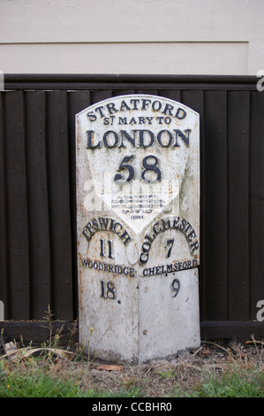 Gusseisen-Meilenstein mit Strecken nach London, Ipswich, Colchester, Woodbridge und Chelmsford, Stratford St. Mary, Suffolk, England Stockfoto