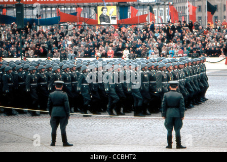 Militärparade der nationalen Volksarmee Armee NVA der DDR 1960 in Ost-Berlin. Stockfoto