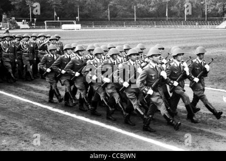 Militärische Zeremonie für Alumni der Offiziere Highschool der nationalen Volksarmee Armee NVA der DDR. Stockfoto