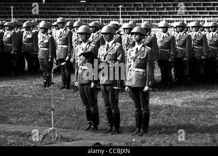 Militärische Zeremonie für Alumni der Offiziere Highschool der nationalen Volksarmee Armee NVA der DDR. Stockfoto