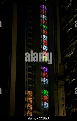 Hell erleuchteten Neon hebt auf der Außenseite der HSBC Bank in Central Business District von Hong Kong Island, SAR China Stockfoto