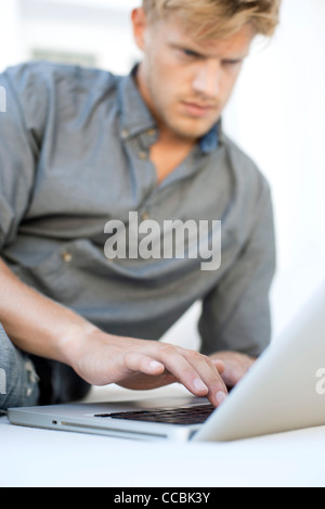Mann mit Laptop-computer Stockfoto