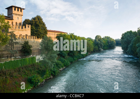 Burg und Oglio Fluss, Pontevico, Italien Stockfoto