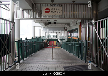 Ausfahrt von der Star Ferry auf Central Pier, Hong Kong Insel Hong Kong SAR China Stockfoto