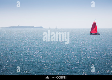 Segelboot aus die Küste von Belle-Ile-de-Mer, Morbihan, Bretagne, Frankreich Stockfoto