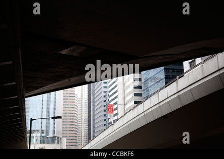 Wolkenkratzer und Bürotürme gesehen durch eine Überführung im Central Business District von Hong Kong Hong Kong Island, SAR China Stockfoto