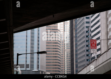 Wolkenkratzer und Bürotürme gesehen durch eine Überführung im Central Business District von Hong Kong Hong Kong Island, SAR China Stockfoto