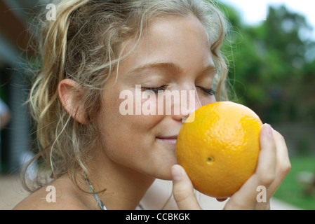 Frau riechen frische orange Stockfoto