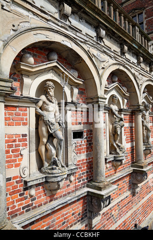 In der Arkadenwand um den Eingang zum Schloss Frederiksborg in Hillerød, Nordsealand, Dänemark, befinden sich mythologische Figuren Stockfoto