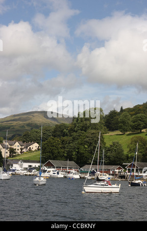 Yachten und Boote am Lake Windermere in Cumbria Stockfoto