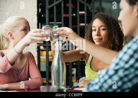 Frau Glas mit Freunden Stockfoto