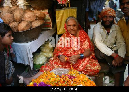 Traditionelle Dame gelb Ixora Blumen in Neu-Delhi für die hinduistische Festival der Durga Puja zu verkaufen Stockfoto