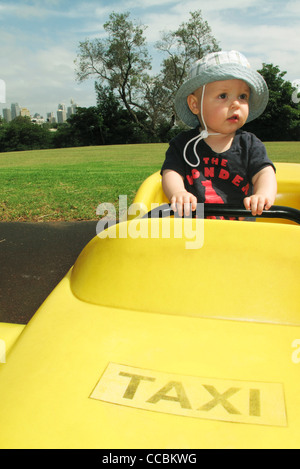 Baby im vorgeben Taxi fahren Stockfoto