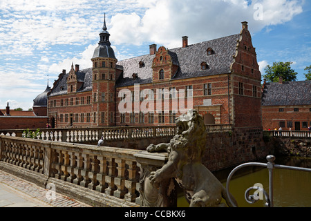 Das Schloss Frederiksborg im niederländischen Renaissance-Stil und die Brücke über den Wassergraben in Hillerød, Nordsealand, Dänemark Stockfoto