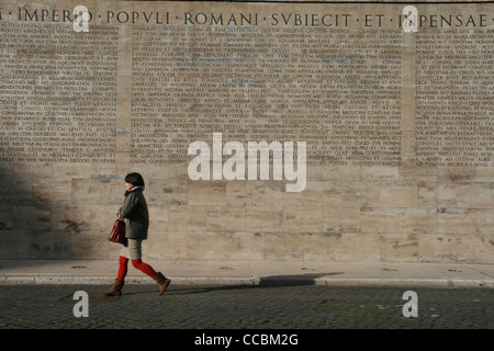 Menschen durch die lateinische Inschrift auf der Ara Pacis Denkmal in Rom Stockfoto