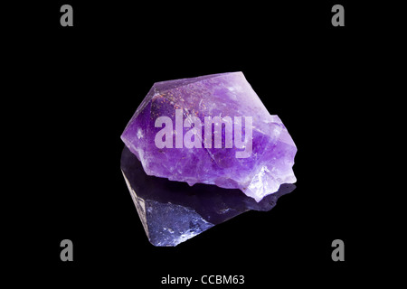 Amethyst Kristall mit Reflexion über einen schwarzen Hintergrund Stockfoto