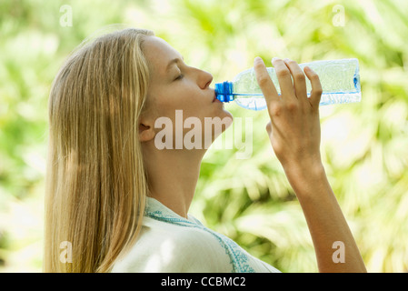 Frau trinkt Mineralwasser Stockfoto