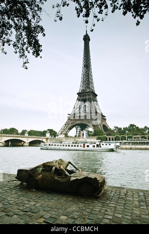 Zerstörte Auto verlassen entlang Seine nahe dem Eiffelturm, Paris, Frankreich Stockfoto