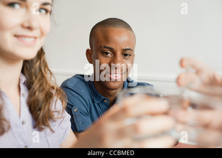 Junger Mann Glas mit Freunden Stockfoto