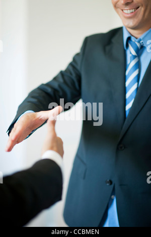 Führungskräfte, die Hände zu schütteln, Verlängerung abgeschnitten Stockfoto