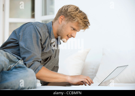 Mann mit Laptop-computer Stockfoto