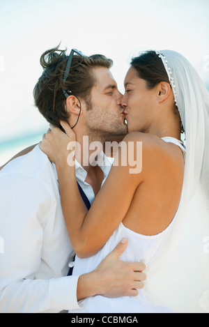 Braut und Bräutigam küssen Stockfoto